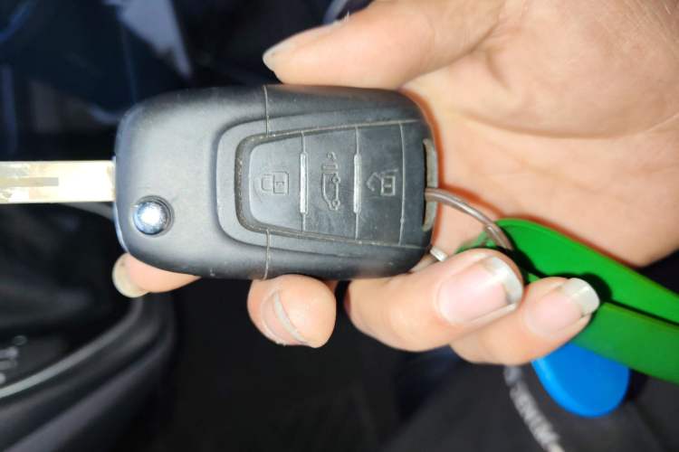 Used SAIC MAXUS Xintu V80 2024 Aotong 6AMT Short Wheelbase Mid-Roof Model with 127 Ps 5 Seats