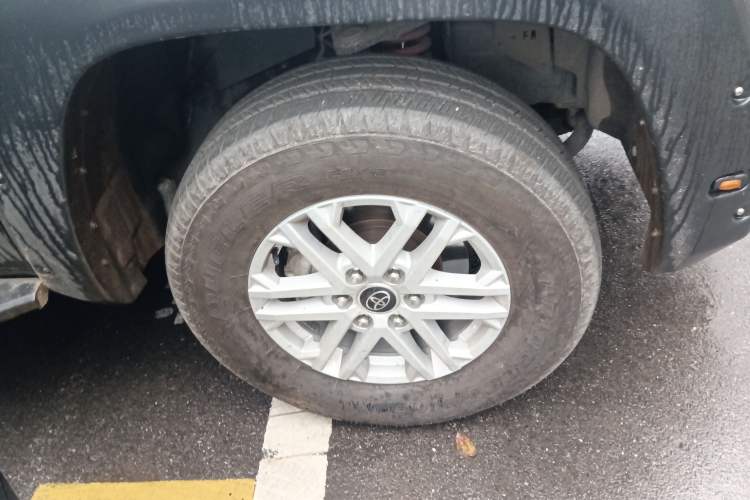 Used Toyota Tundra  Right Front Wheel Hub