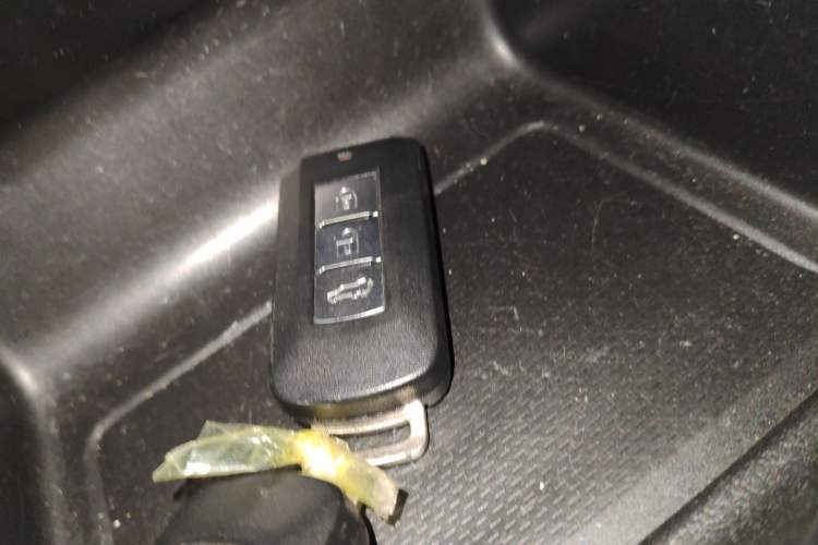 Used Mitsubishi Outlander 2016 2.4L 4x4 Elite Edition 7-Seater Vehicle Key