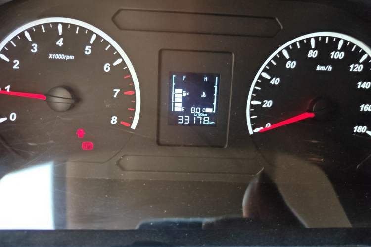 Used FORTHING Lingzhi 2023 M5L 1.6L Base Model 5 Seats Odometer Close Up