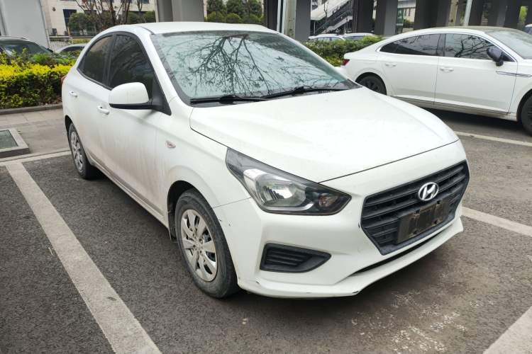 Used Hyundai Verna (older generation) 2020 1.4L Manual GL Refreshed Edition Front Right 45 Deg