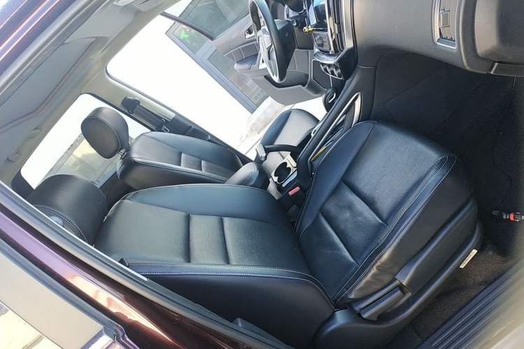 Used JMC Yusheng S350 2016 2.0T Automatic 4x4 Gasoline Luxury Version with Sunroof 7 Seats
