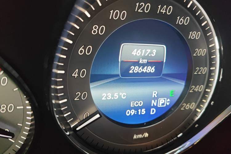 Used Mercedes-Benz GLK-Class 2015 GLK 260 4MATIC Fashion Edition Ultimate Version Odometer Close Up