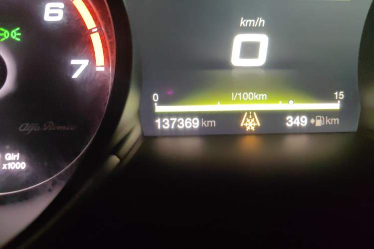 Used Alfa Romeo Giulia 2017 2.0T 280HP Luxury Edition Odometer Close Up