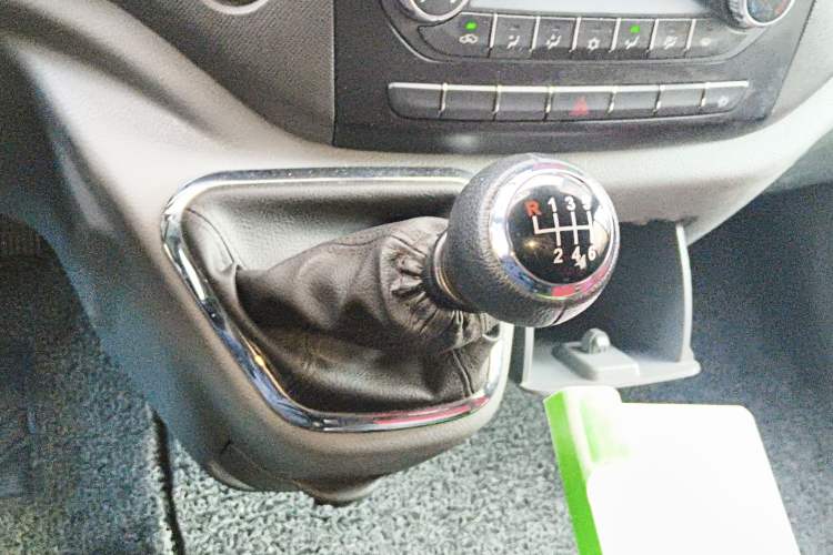 Used Foton Toano 2023 Joy Elephant Multi-Function 2.0T Manual Long-Wheelbase Mid-Roof Model with Single Rear Tire Available in 5/6/7/9-Seater Configurations Gear Lever