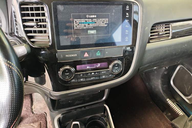 Used Mitsubishi Outlander 2020 2.0L Two-Wheel Drive Comfort Edition 7-Seater Audio And AC Panel