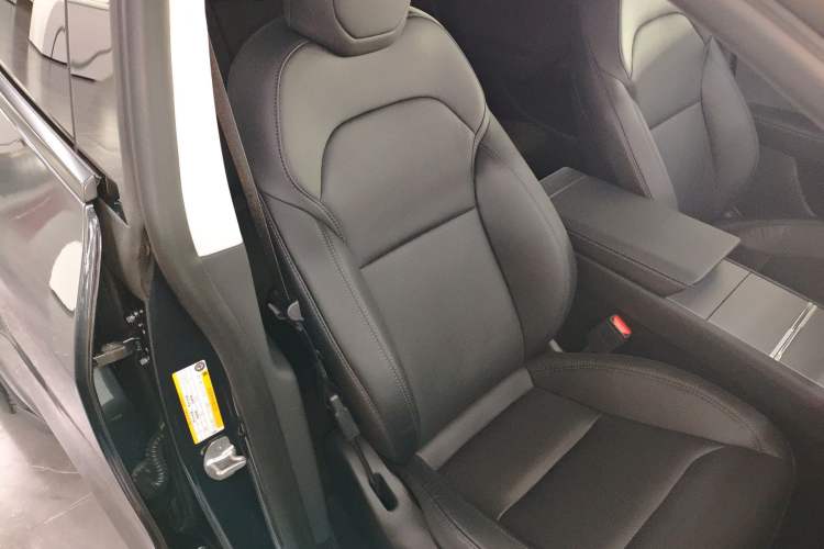 Used Tesla Model Y 2025 Long-Range All-Wheel-Drive Version
