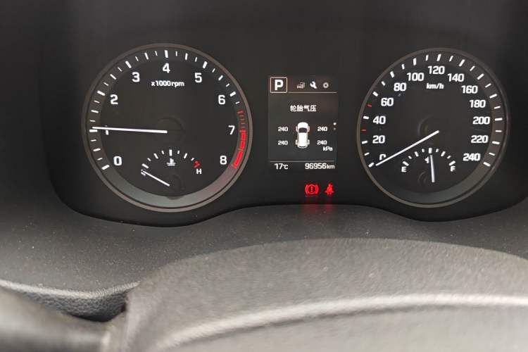 Used Hyundai Tucson 2015 1.6T Dual-Clutch Two-Wheel-Drive Smart Model Odometer Close Up