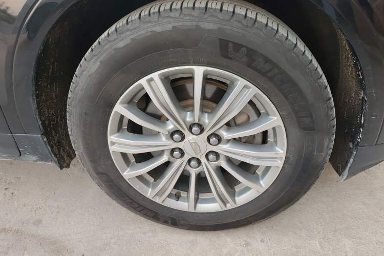 Used Cadillac XT5 2018 25T Luxury Model Right Front Wheel Hub