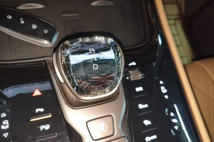 Used Denza D9 2022 DM-i 970 Four-Wheel Drive Flagship Model Gear Lever