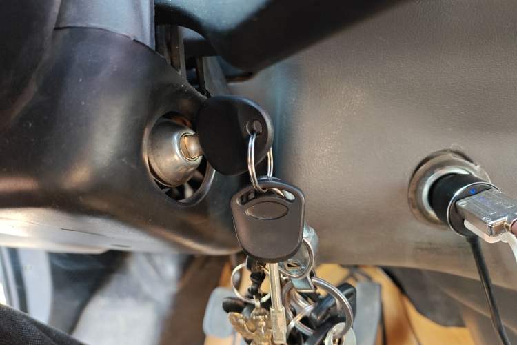 Used Ford Classic Transit 2015 2.4L Gasoline Multi-Function Vehicle Short Wheelbase 6-Seater Mid-Roof Model 4G64S4N