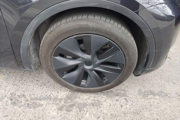 Used Tesla Model Y 2024 Long-Range All-Wheel-Drive Version Right Front Wheel Hub