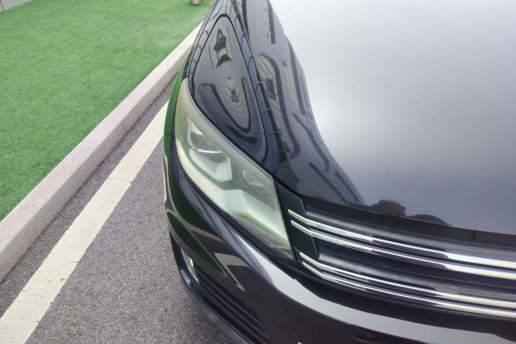 Used Volkswagen Tiguan 2015 2.0 TSI Automatic All-Wheel Drive Luxury Edition Right Front Headlight