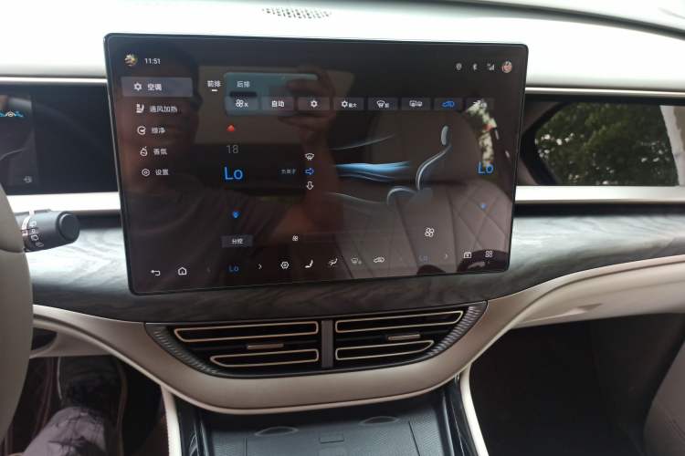 Used Denza D9 2022 DM-i 1040 Prestige Model