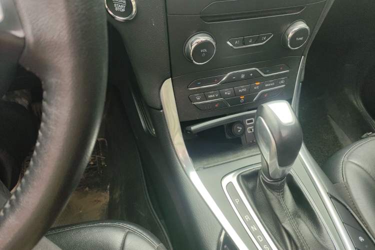 Used Ford Edge 2018 EcoBoost 245 Two-Wheel-Drive Titanium 7-Seater China V Standard Gear Lever