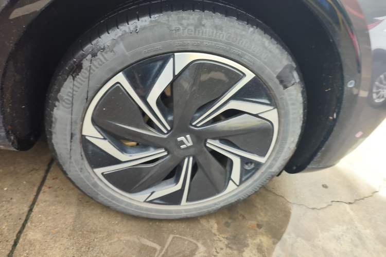 Used Rising R7 2022 Long-Range Advanced Edition Right Front Wheel Hub