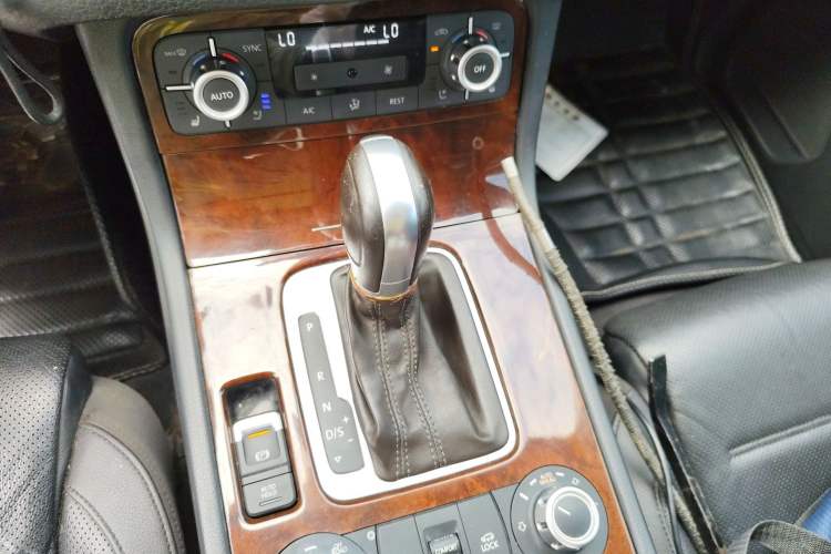 Used Volkswagen Touareg 2011 3.0 TSI Comfort Version Gear Lever