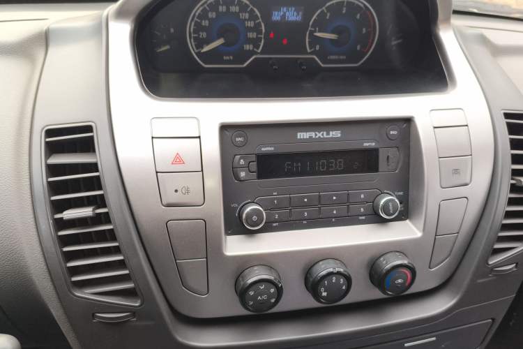 Used SAIC MAXUS Xintu V80 2014 2.5T Aotuntong Short Wheelbase Mid-Roof Model
