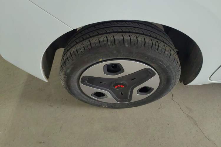 Used Wuling Zhiguang New Energy 2025 Comfort Model Right Rear Wheel Hub