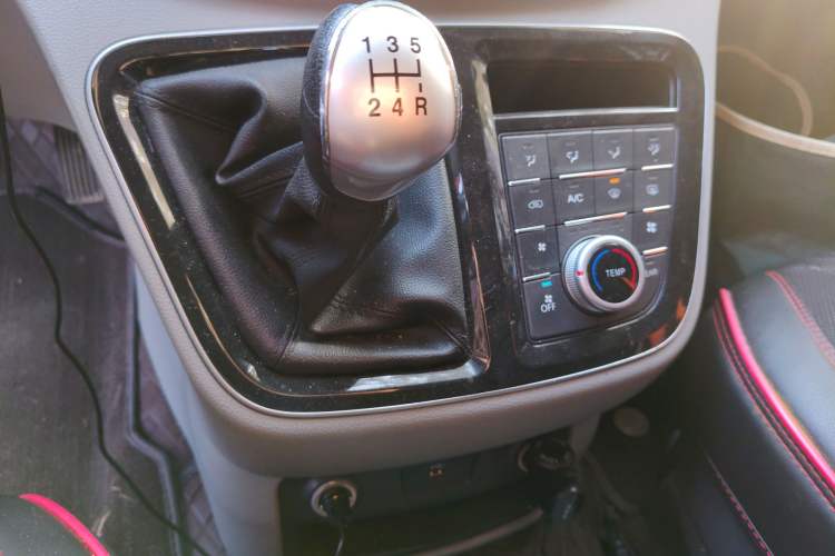 Used JAC Refine M4 2016 2.0L Manual Luxury Version