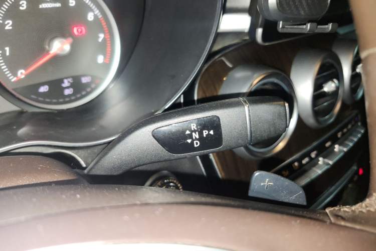 Used Mercedes-Benz GLC 2018 Facelift GLC 260 4MATIC Luxury Edition Gear Lever