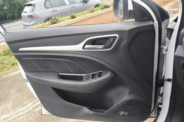 Used MG ZS 2018 1.5L Automatic Luxury Edition China V Standard Interior 4