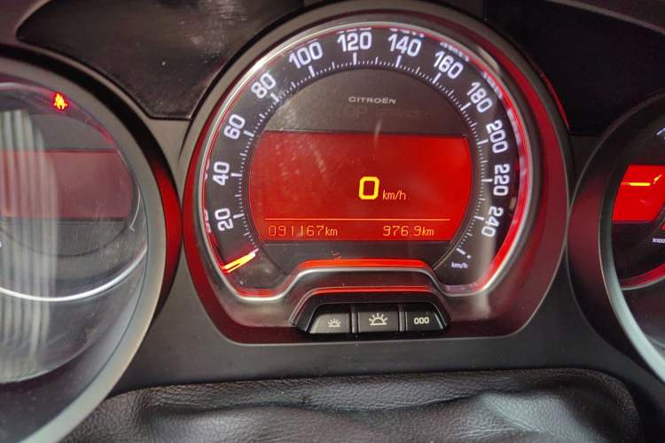 Used Citroen C5 2014 1.6T Automatic Prestige Model Odometer Close Up