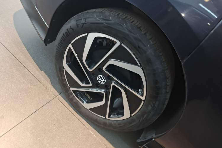 Used Volkswagen ID.7 VIZZION 2024 First Edition Right Rear Wheel Hub