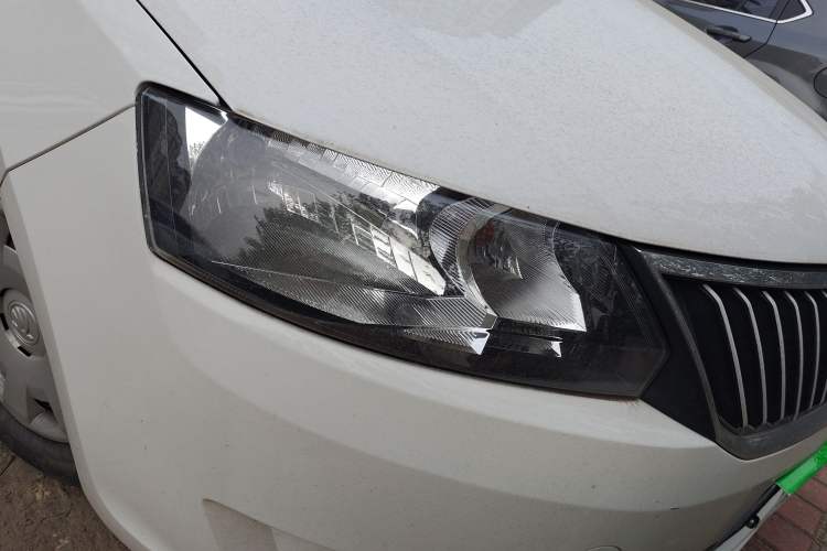 Used Skoda Rapid 2015 1.4L Manual Enjoyment Model Right Front Headlight
