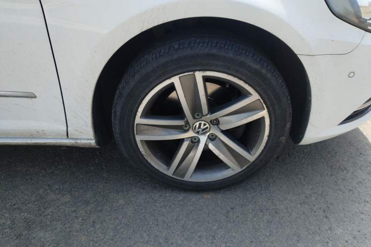 Used Volkswagen FAW-Volkswagen CC 2015 2.0 TSI Luxury Model Right Front Wheel Hub