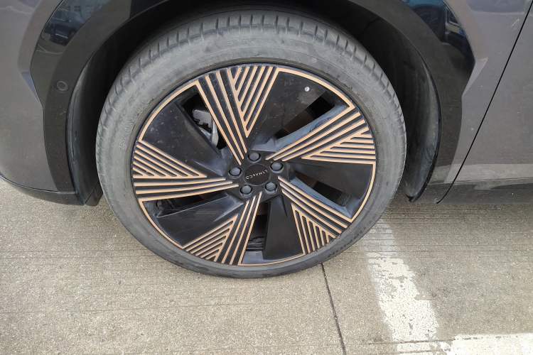 Used Lynk & Co 08 EM-P 2023 220 km Limited-Time Edition Exterior 4