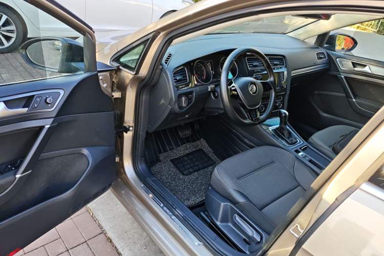 Used Volkswagen Golf 2017 1.6L Automatic Comfort Million-Vehicle Anniversary Edition
