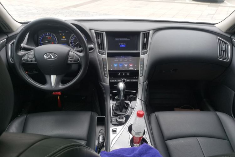 Used Infiniti Q50L 2015 2.0T Enjoyment Edition Center Console