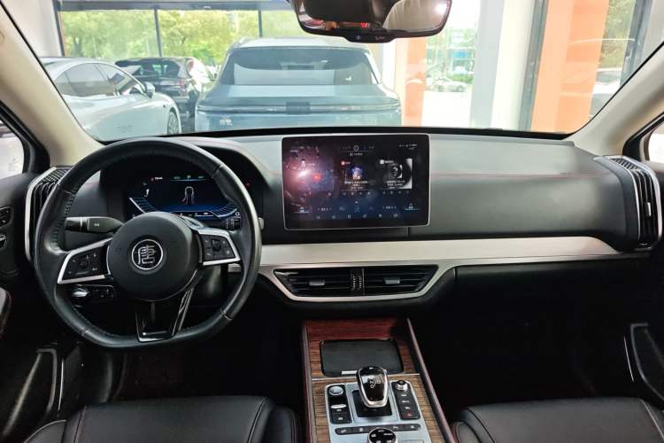 Used BYD Tang New Energy 2018 DM 2.0T All-Wheel Drive Smart Connectivity Luxury Model 7 Seats China V Emission Standard Center Console