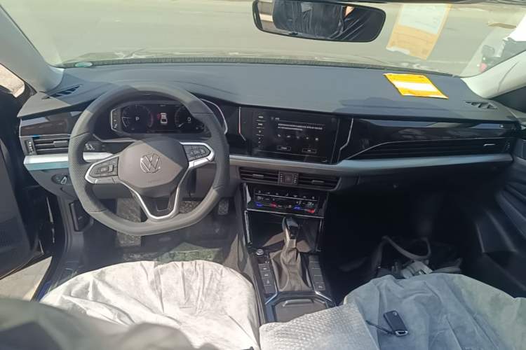 Used Volkswagen Passat 2026 Model, Outstanding 380TSI Xingkong Longteng Edition Center Console