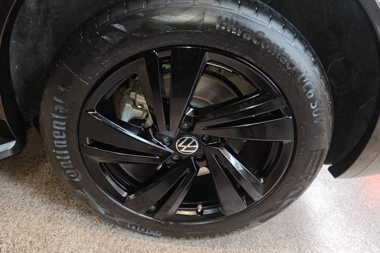 Used Volkswagen Touareg 2022 3.0 TSI Luxury Edition Black Diamond Sport Package Left Front Wheel Hub