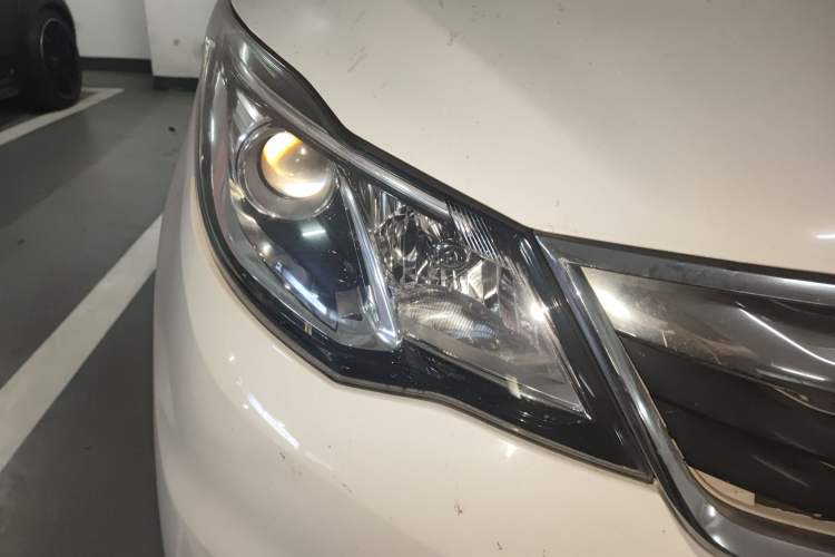 Used CHANGAN KAICHENG Oushang A600 2016 1.5L Manual Luxury 7-Seater Right Front Headlight