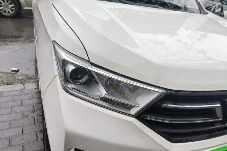 Used Wuling Hongguang 2021 1.5L Facelifted S Comfort Version with Electric Power Steering LAR Right Front Headlight