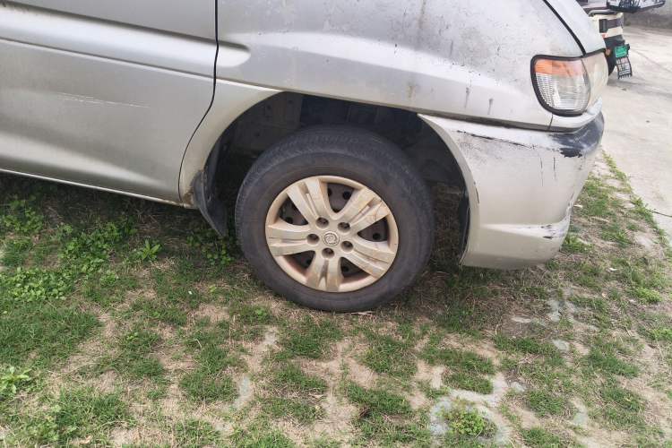 Used FORTHING Lingzhi 2012 Commercial Version 1.6L Utility Model Right Front Wheel Hub