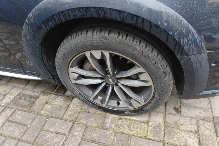 Used Audi A4 2017 45 TFSI allroad quattro Sport model Right Front Wheel Hub