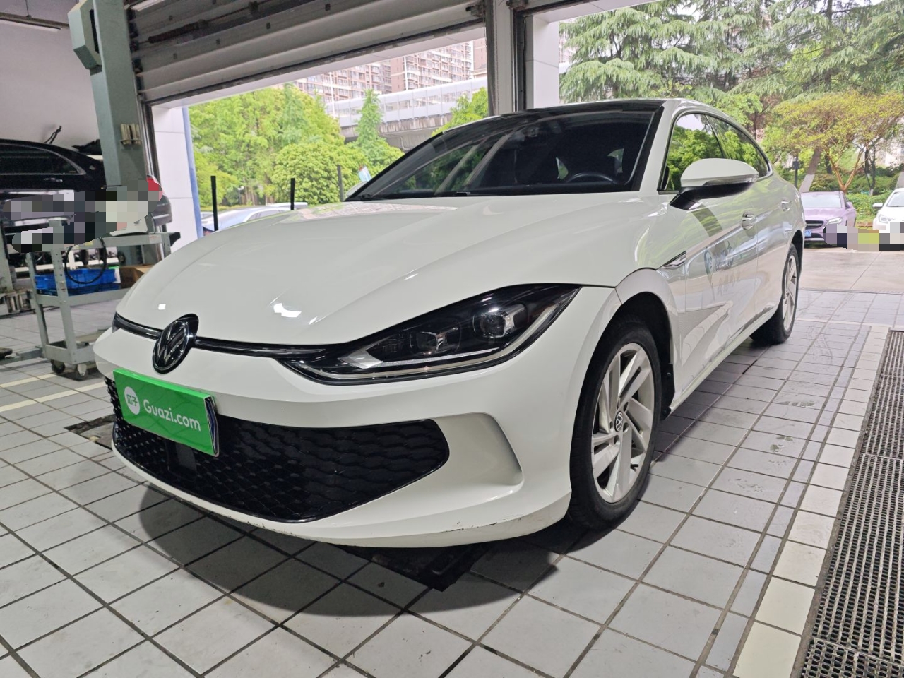 Под передней частью автомобиля