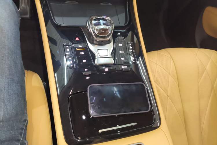 Used Denza D9 2025 DM-i Intelligent Drive 1020 Four-Wheel Drive Flagship Model