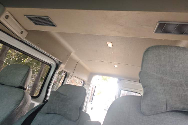 Used SAIC MAXUS Xintu V80 2023 2.0T Manual Classic Aoyuntong Long Wheelbase Mid-Height 6/7/8/9-Seater
