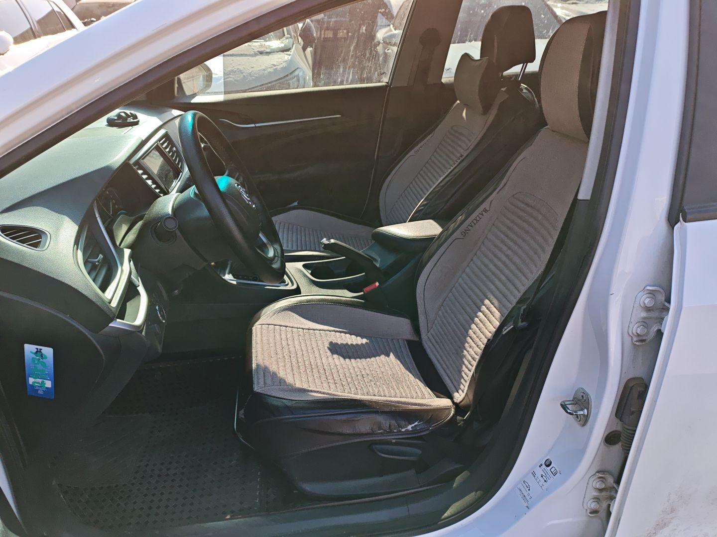 المقاعد الأمامية داخل السيارة