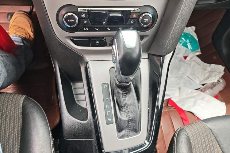 Used Ford Focus 2012 Sedan 1.6L Automatic Fashion Edition Gear Lever