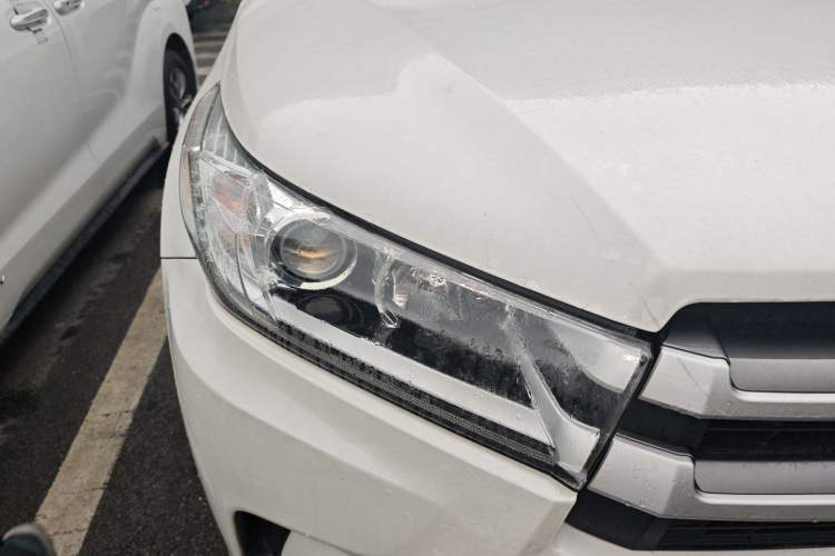 Used Toyota Highlander 2018 2.0T Four-Wheel Drive Luxury Edition 7 Seats China V Emission Standard Right Front Headlight