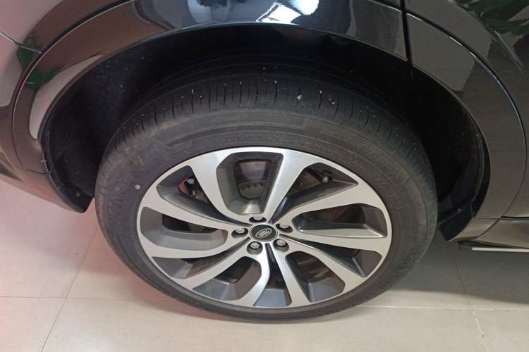 Used Land Rover Discovery Sport 2023 249 PS R-Dynamic S Performance Edition Right Rear Wheel Hub