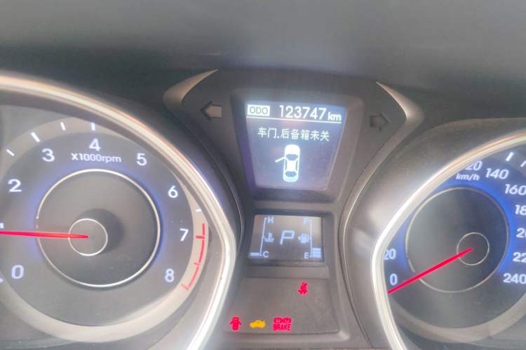 Used Hyundai Elantra (5th Generation / Langdong) 2015 1.6L Automatic Leading Model Odometer Close Up