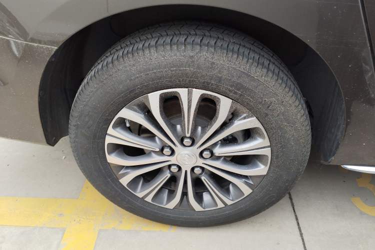 Used Buick GL8 2023 Facelifted Land Cruiser Executive Luxury Version Right Rear Wheel Hub