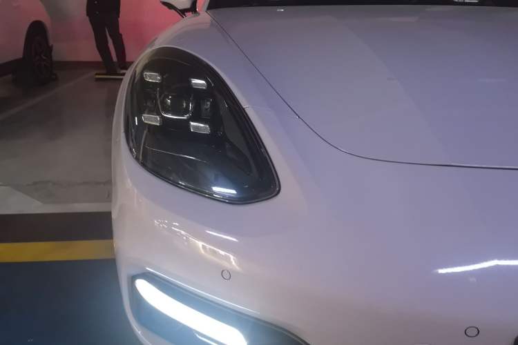 Used Porsche Panamera 2017 Panamera 4 E-Hybrid Executive Long Wheelbase 2.9T Right Front Headlight